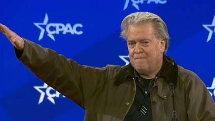 Ex-Trump-Berater Bannon zeigt offenbar Hitler-Gruß