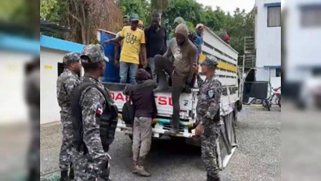40 haitianos indocumentados fueron detenidos en un camión Salcedo