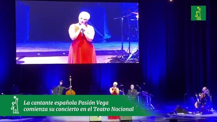 Pasión Vega comienza su concierto saludando al público dominicano y conmemorando el 12 de octubre