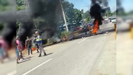 Queman neumáticos en tramo Burende de la autopista Duarte