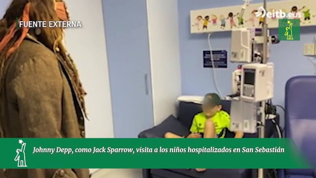 Johnny Depp, como Jack Sparrow, visita a los niños hospitalizados en San Sebastián
