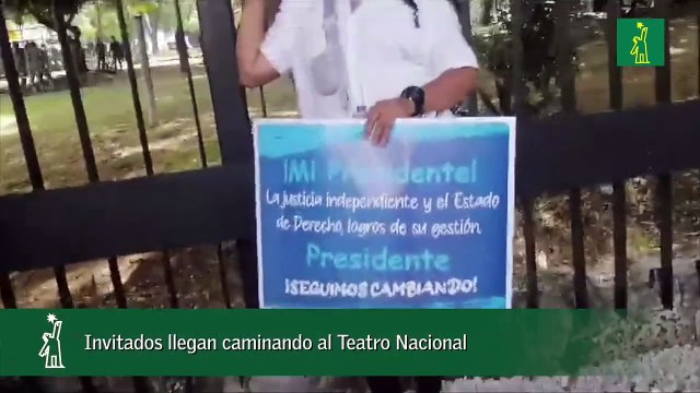 Invitados llegan caminando al Teatro Nacional