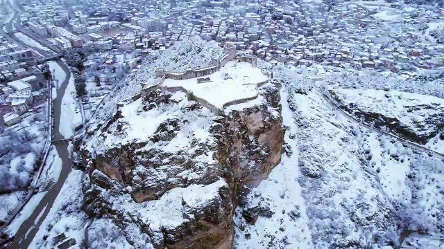 Kar yağışıyla beyaza bürünen tarihi kale güzelliğiyle büyülüyor