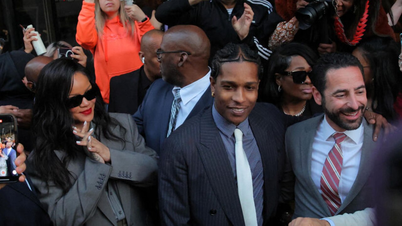 Relaxé, le rappeur A$AP Rocky saute dans les bras de sa compagne Rihanna