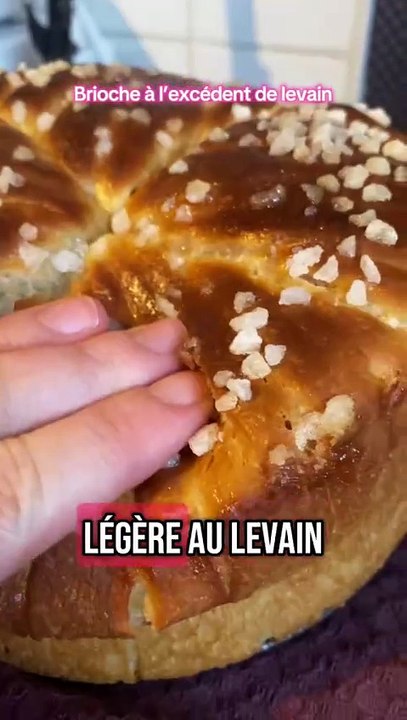 Ingrédients :  500g de farine 200g d’excédent de levain 4 oeufs 8g de sel 100g de sucre muscovado  10cl de lait 150g de beurre #levain #brioche