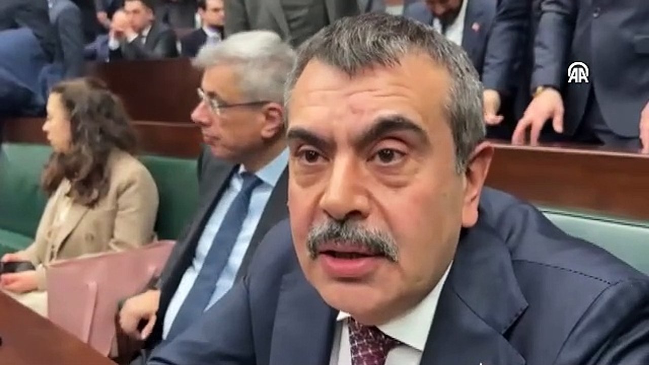 Millî Eğitim Bakanı Tekin'den, CHP lideri Özel'in "Bir sonraki Cumhurbaşkanını darbe ile ekarte etmeye çalışıyorlar" sözlerine yanıt: Şaşkınlıkla izliyoruz!