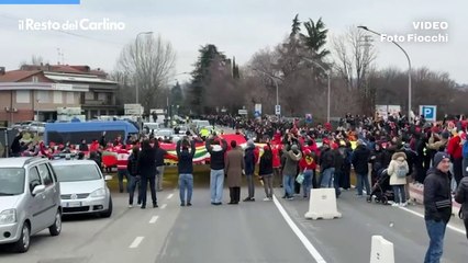 Il bandierone della Ferrari sventola a Maranello: il video