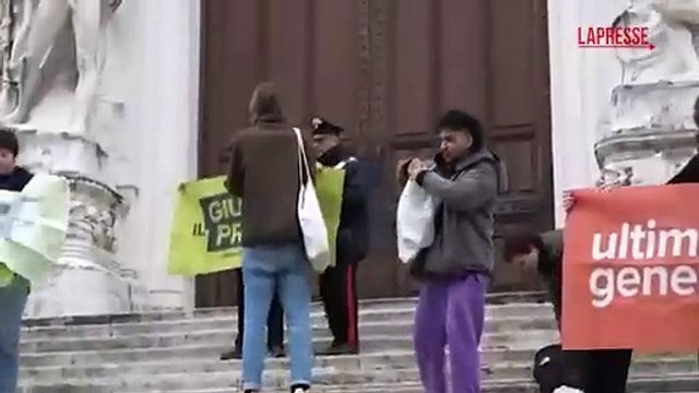 Frutta e verdura contro il Parlamento: la protesta di 'Ultima Generazione'