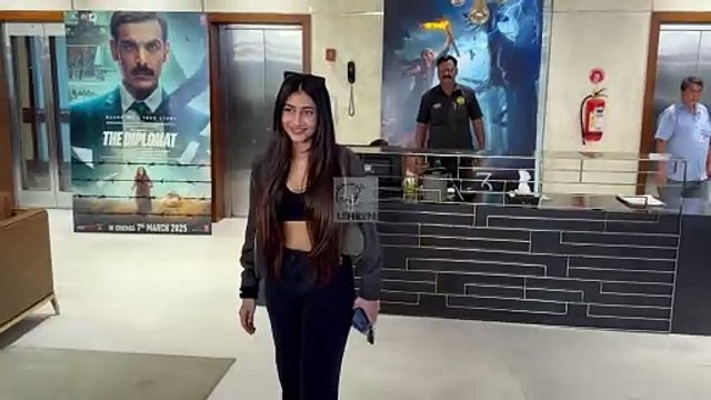 Dhanashree Verma ने टी-सीरीज ऑफिस के बाहर Black Outfit में बरपाया कहर