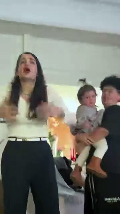 بفيديو عفوي: شام الذهبي تحاول تعلم الغناء من والدتها