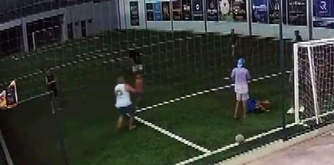 Homem dá 'voadora' em criança de 10 anos e precisa ser contido