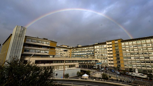 L'arcobaleno sul Policlinico Gemelli per salutare il Papa ricoverato