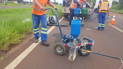 Manutenção interdita uma das vias da BR-467 e deixa trânsito lento