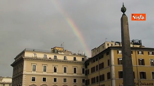 Arcobaleno su Palazzo Montecitorio e Palazzo Chigi