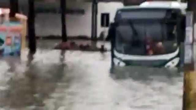 Chuva forte em Aquiraz alaga ruas e deixa carros ilhados