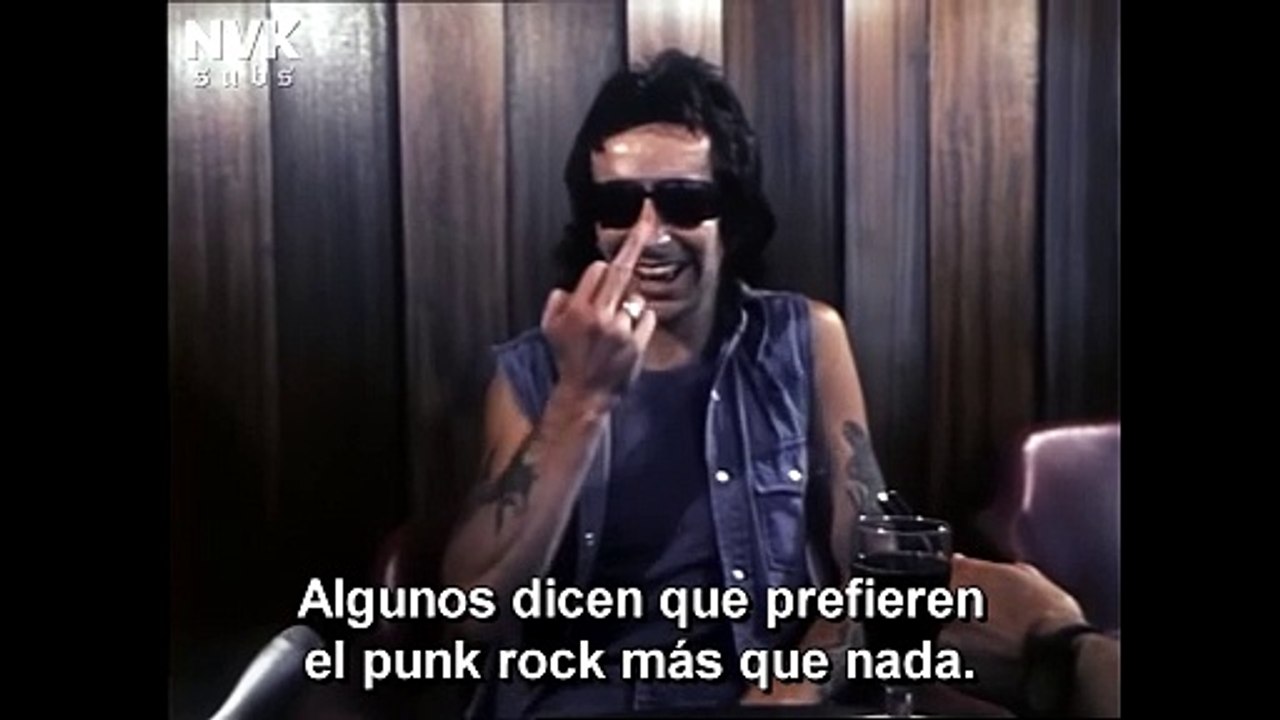 Bon Scott sobre la obscenidad, el punk, la policía y el público de AC/DC (1977)