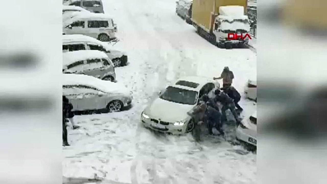 İstanbul- Sarıyer'de kar yağışı nedeniyle yolda kayan araçlar kaza yaptı / Ek bilgi ve görüntü