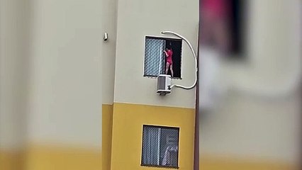 Vídeo mostra criança pendurada em tela de proteção em apartamento no Centro de Cascavel