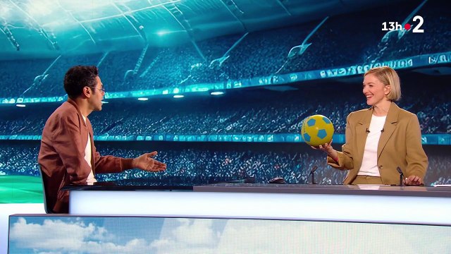 Extrait du JT de 13 heures de France 2 où Maya Lauqué propose à Jamel Debbouze de jouer au football
