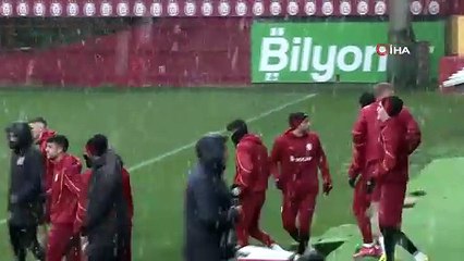 Galatasaray Florya'da kar altında idman yaptı! 3 futbolcu idmanda yer almadı