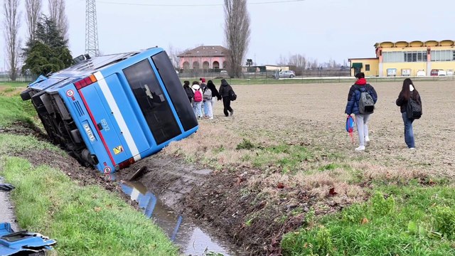 Schianto bus-auto a Ferrara, i soccorsi sul luogo dell'incidente