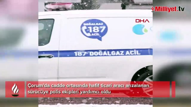 Aracı yol ortasında arıza yapan sürücünün yardımına polis ekipleri yetişti