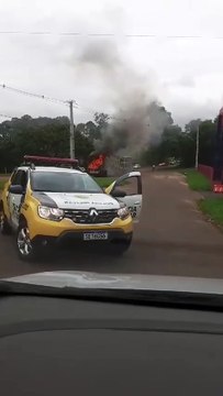 Ônibus pega fogo em Goioerê e Corpo de Bombeiros é acionado para combater as chamas