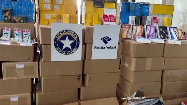 Carga de camarões e eletrônicos é apreendida pela RF na BR-163, em Cascavel