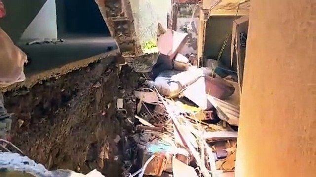 Efeito dominó: muro desaba após forte chuva e destrói outras duas casas no Campo Comprido