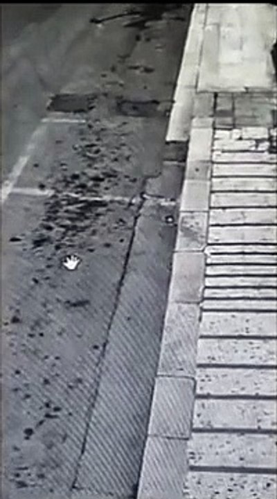 Cerignola, esce da un'auto (con la stampella) e viene travolta: donna salva per miracolo