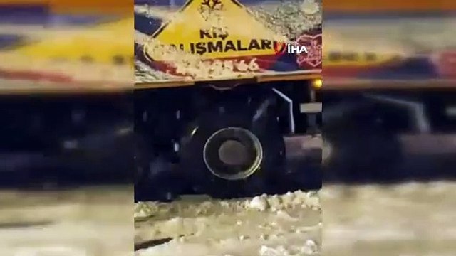 Beceriksiz Ekrem'in kar küreme aracı yolda kaldı