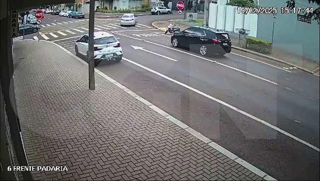 Câmera flagra acidente entre carros na Rua Mato Grosso x Vicente Machado