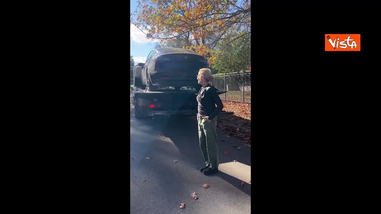 Sheryl Crow vende la sua Tesla in segno di protesta contro Musk sulle note di "Con te partir?"