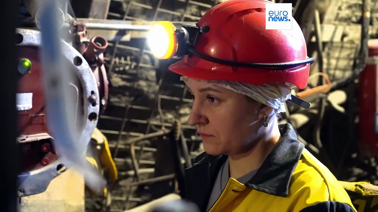 Las mujeres trabajan en las minas de carbón para mantener la luz en el sector energético ucraniano