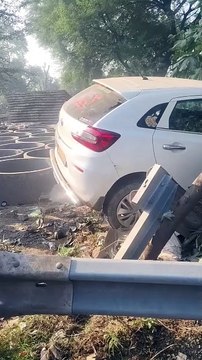 अनियंत्रित कार सूखे कुए की मुंडेर पर लटकी, बाल- बाल बचे सवार