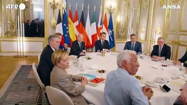 Vertice sull'Ucraina all'Eliseo, l'affettuoso commiato fra Macron e Meloni