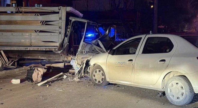 Kamyonet ile otomobil çarpıştı: 1 ölü, 4 yaralı