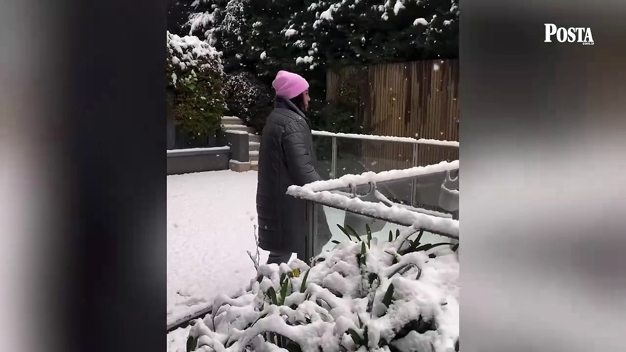 Türkan Şoray evinin bahçesinde kar keyfi yaptı: Hayranlarından yorum yağdı!