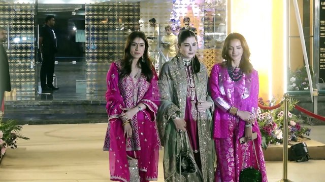Aadar-Alekha's Mehndi: Jaya Bachchan, Karisma, Kareena & Randhir Kapoor, Bhavana, Seema And Maheep!