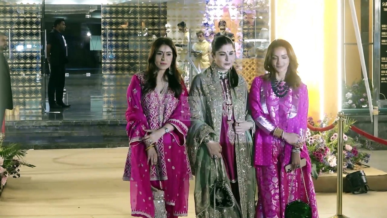 Aadar-Alekha's Mehndi: Jaya Bachchan, Karisma, Kareena & Randhir Kapoor, Bhavana, Seema And Maheep!