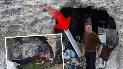 Depremde evi yıkıldıktan sonra 2 yıldır mağarada yaşıyor