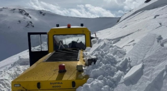 İş makinesinin üzerine çığ düştü, operatör son anda kurtuldu
