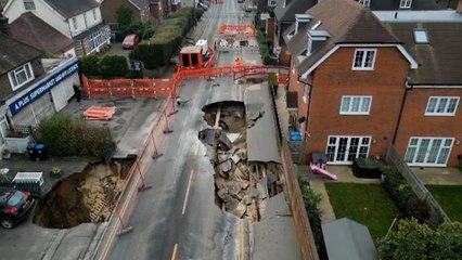 Un inmenso socavón obliga a evacuar a los vecinos de una calle de un pueblo de Inglaterra