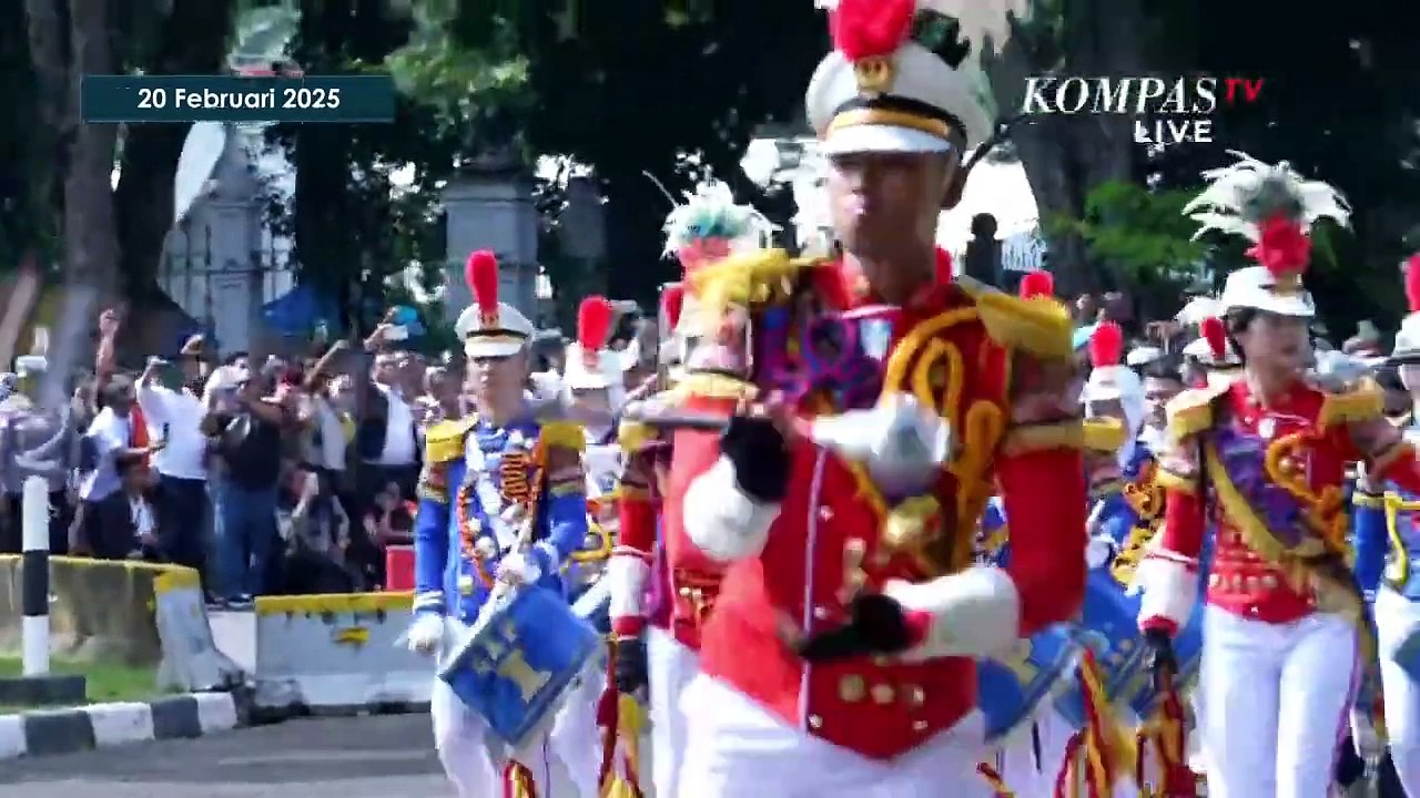 Momen Baris-Berbaris Kepala Daerah! Tampil Kompak Jalan dari Monas ke Istana Negara