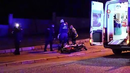 İki kişiyi bıçaklayıp arabalarıyla kaçtılar