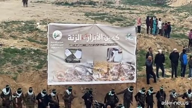 Combattenti di Hamas pronti per riconsegna dei corpi di 4 ostaggi