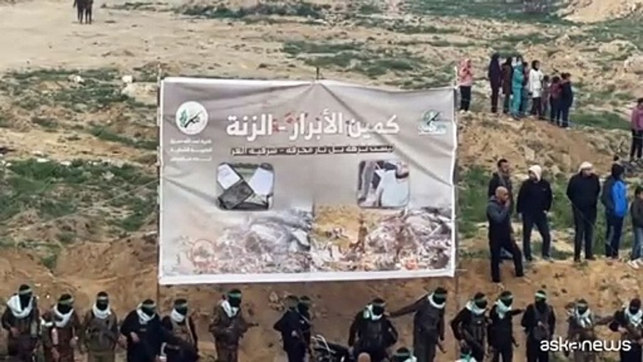 Combattenti di Hamas  pronti per riconsegna dei corpi di 4 ostaggi