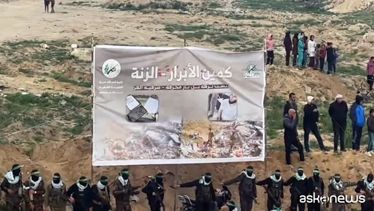 Combattenti di Hamas  pronti per riconsegna dei corpi di 4 ostaggi