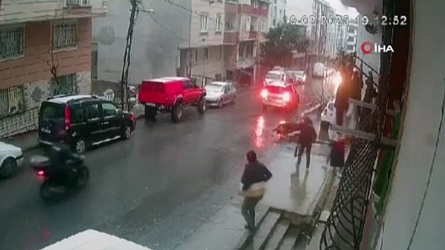 O anlar kameraya yansıdı! Seyir halindeki aracın üzerine ağaç devrildi