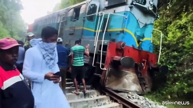 Sri Lanka, treno deraglia per lo scontro contro degli elefanti